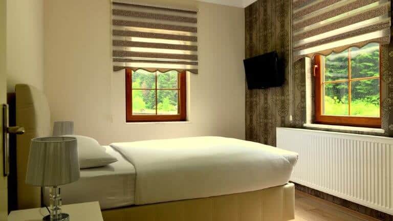 سرير مع نوافذ مطلة على الطبيعة