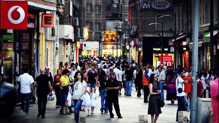 سوق مليئ في الناس السوق الطويل في طرابزون