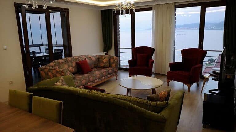 كنبات في صالة لشقة كبيرة