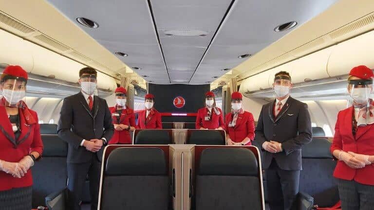 مضيفين الطيران التركي يلبسون الكمامات