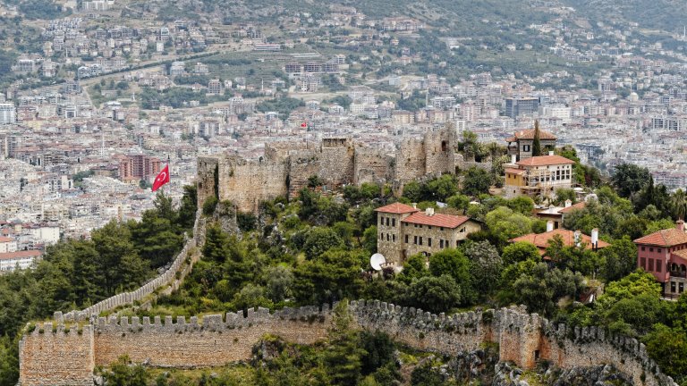 تتميز قلعة الأنيا بموقعها المرتفع على صخرة بحرية وتطل على البحر المتوسط