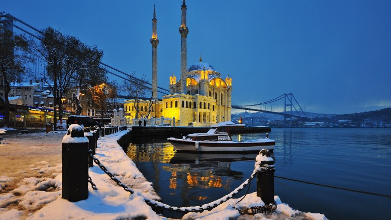 جامع اورتاكوي اسطنبول  في الشتاء