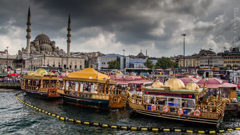 السفن في منطقة الامينونو في اسطنبول