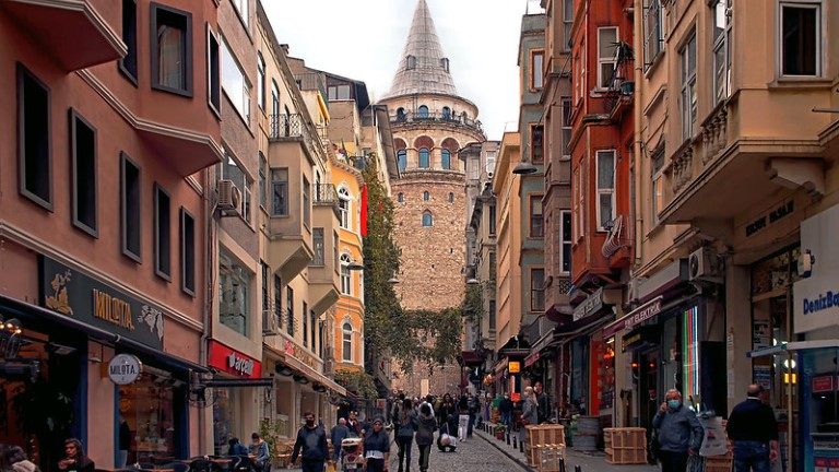 برج غالاتا -اماكن سهر في اسطنبول للجمعات الحلوة
