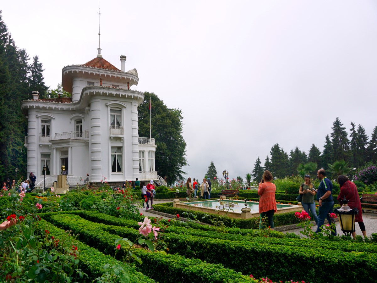 قصر اتاتورك في طرابزون وحديقة مليئة بالزهور