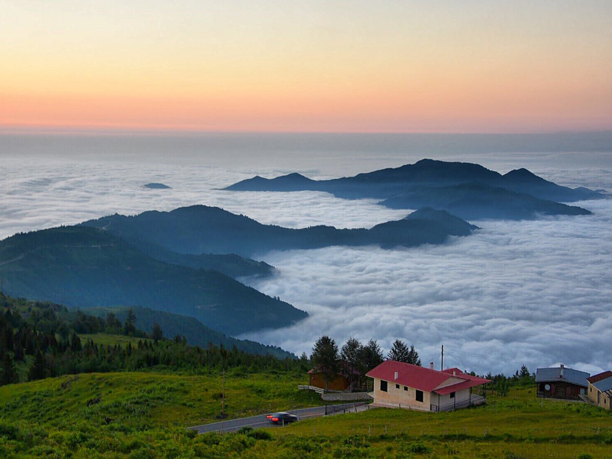 مرتفعات السلطان مراد شمال تركيا القريبة من اوزنجول، سهول خضراء، وغيوم.