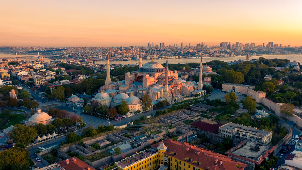اسطنبول مسجد ايا صوفيا مع المدينة القديمة والقرن الذهبي