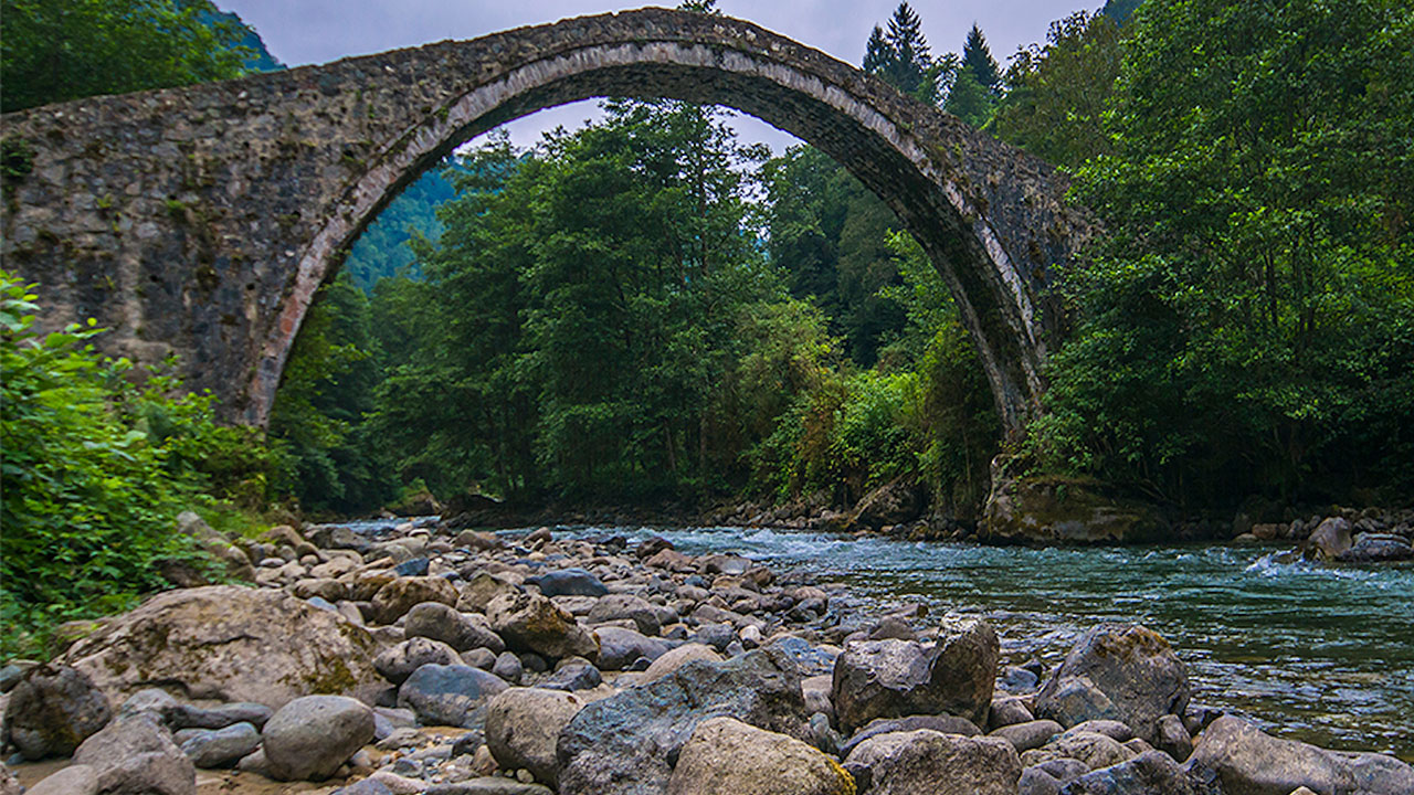 جسر ايدر الحجري والنهر شمال تركيا