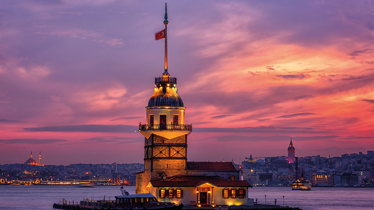 برج الفتاة في اسطنبول تركيا وقت الغروب في مضيق البسفور